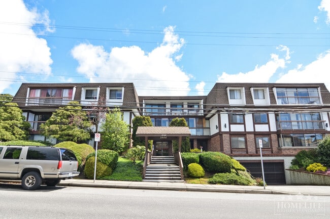 Photo - Fully Renovated 2 Bedroom Condo in White Rock - Walk to the Beach Unité 108