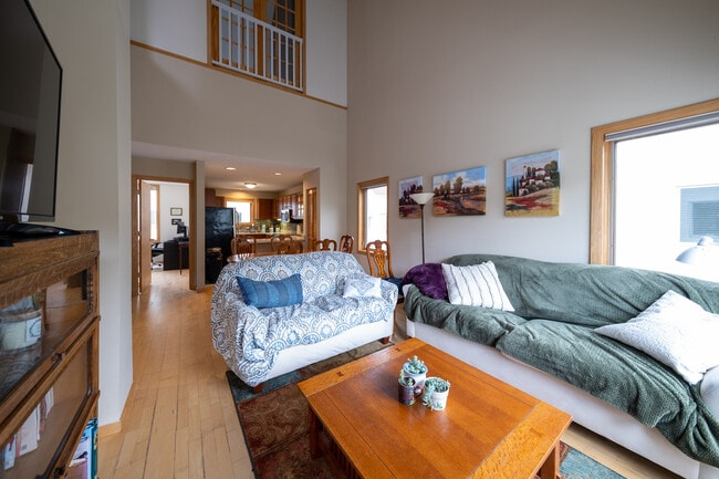 Building Photo - 3011 Lake Shore Dr