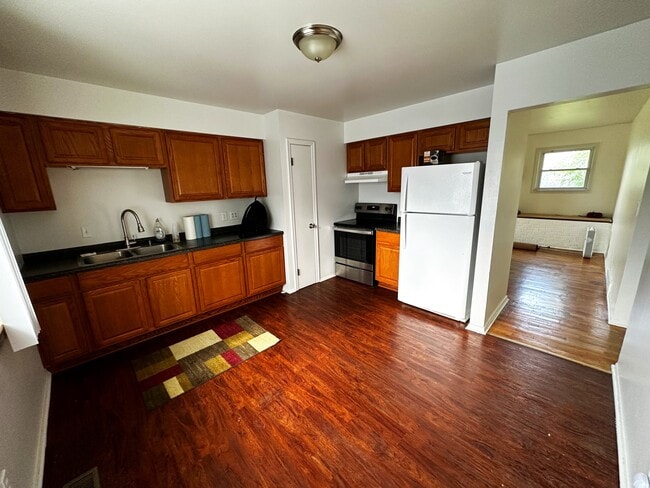 Photo - 1490 Brady Ave