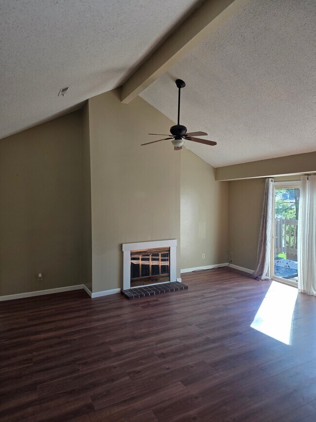 Photo - 1611 Lyndhurst Dr Unit F
