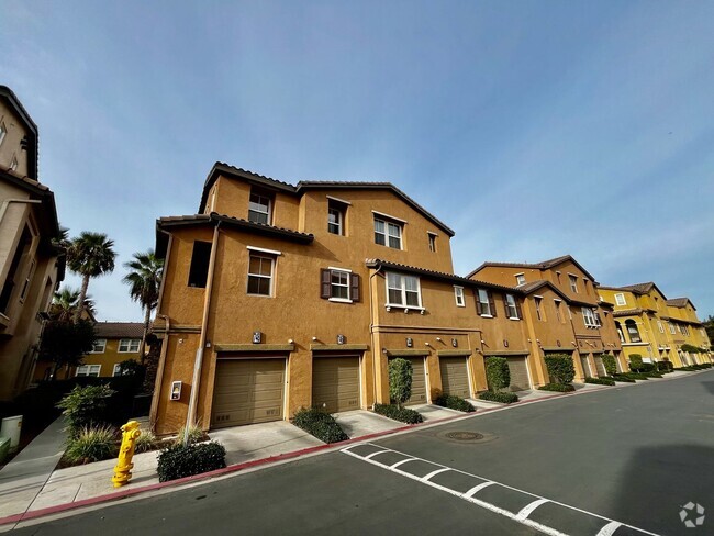 Building Photo - Fantastic 2B/2.5BA Townhouse w/ Washer/Dry...