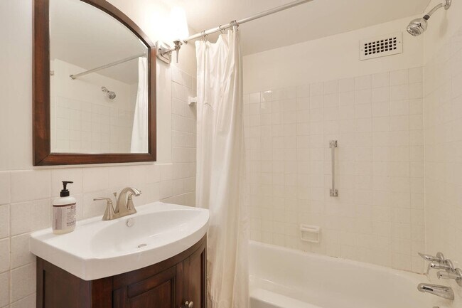 Photo - Luxury and fully updated studio in Americana Centre in downtown Rockville