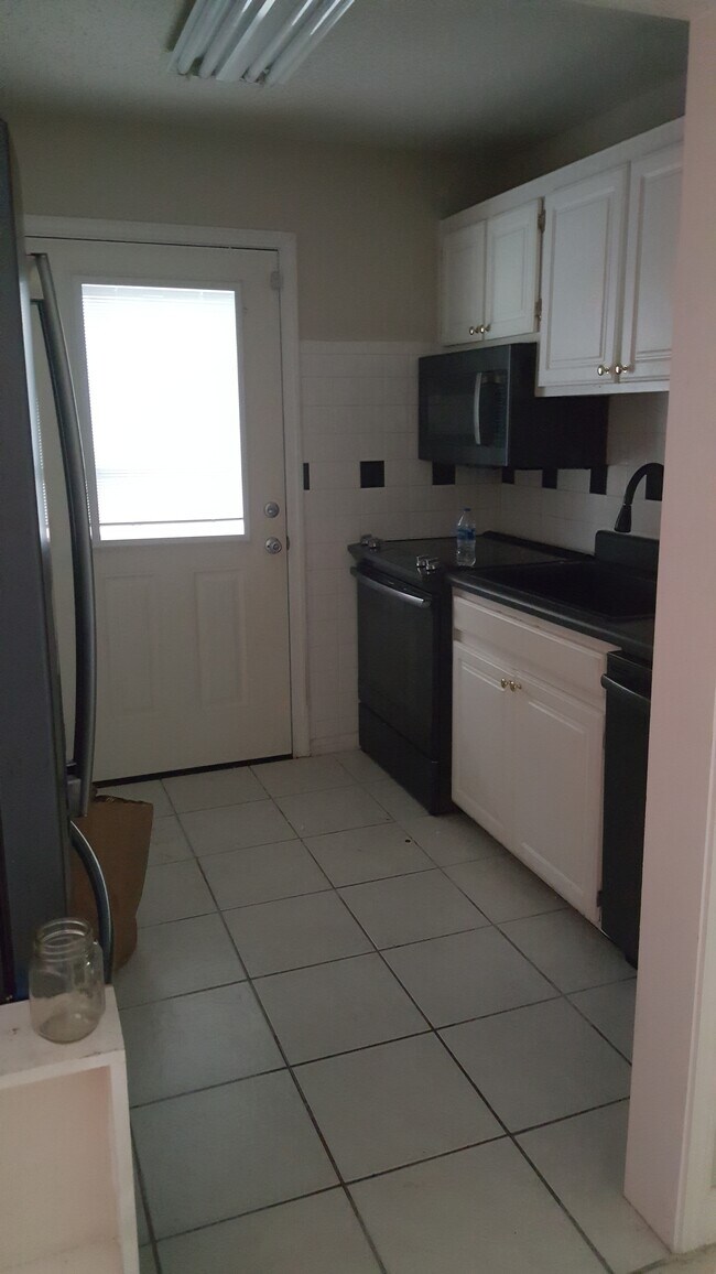 Cocina - 2100 W Beach Dr Unidad F102