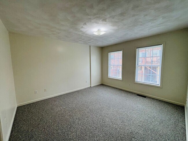 Photo - 725 E Main St