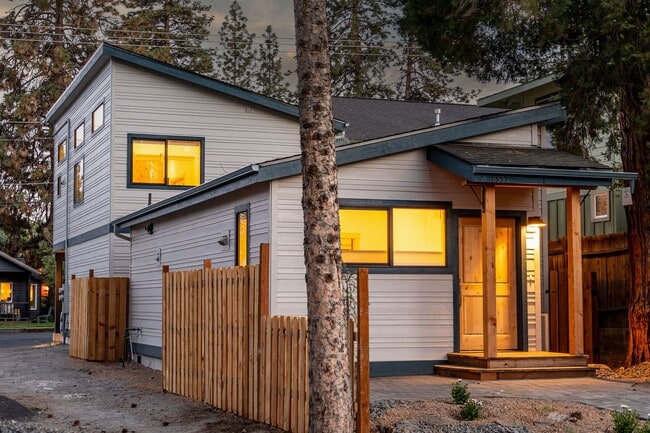 Building Photo - Hartford Duplex - 01355-HART-00 Unit #1