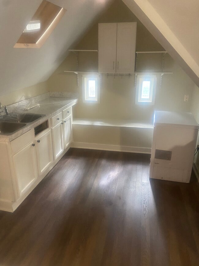 Photo - 2098 Court Ave Unit 2098 Upper