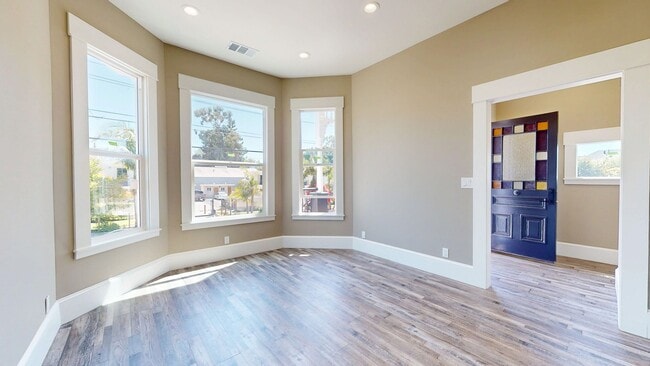 Photo - Stunning 2 Bedroom Upstairs Unit In Oaklan...