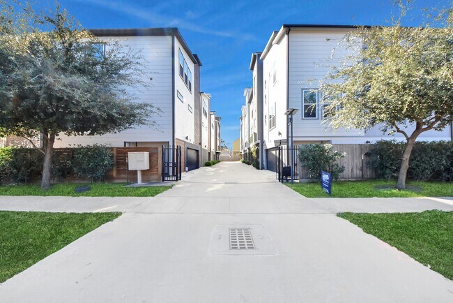 Photo - 604 W 28th St