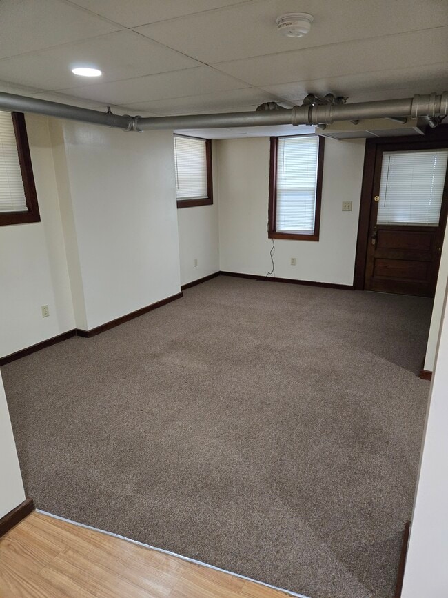 Building Photo - 535 Maple Ave Unit Lower level