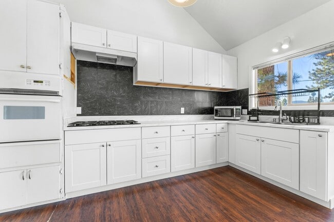 Photo - 405 - BEAVER DUPLEX Unit BEAVER - UPPER