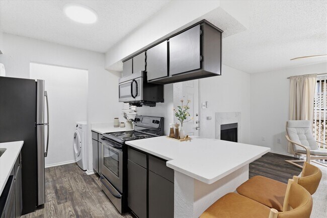 1BR, 1BA - 671SF