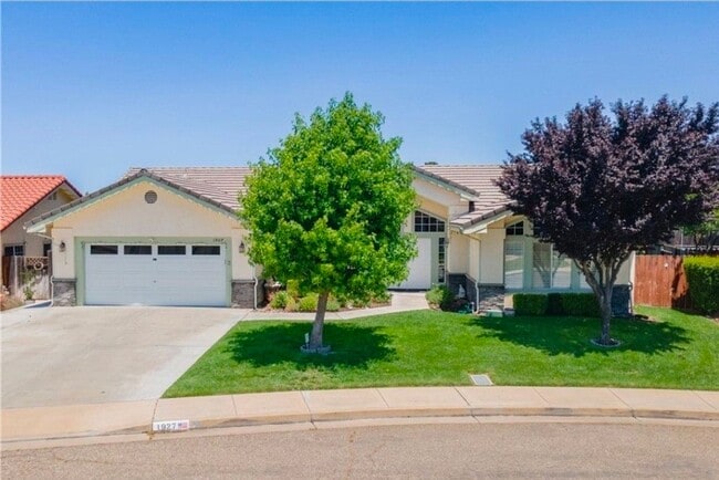 Building Photo - 3 bedroom 2 Bath home with garage, yard an...