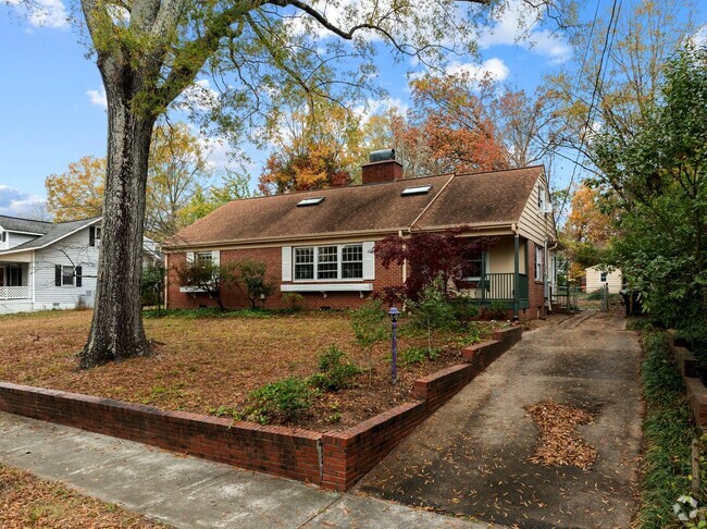 Building Photo - Charming and Spacious 3 Bedroom Ranch near... Rental