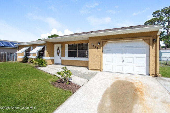 Photo - 1511 Fairlee Ave NW House