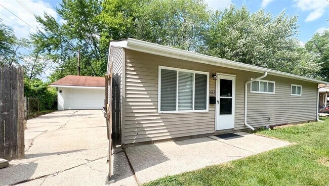 Photo - 1623 Wismer St House