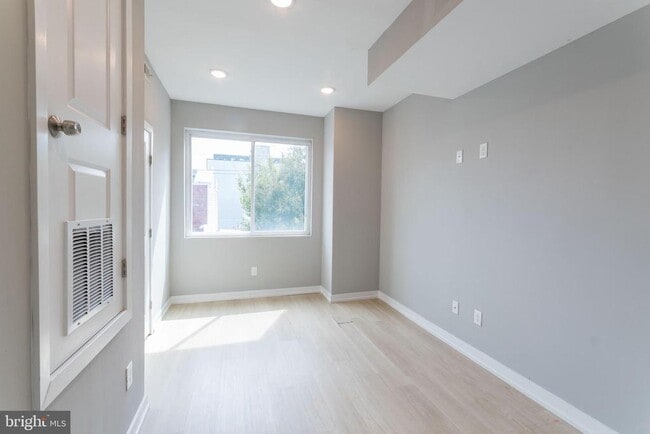 Photo - 2428 Jasper St