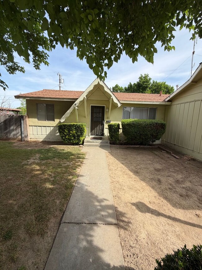 Building Photo - Refreshed Living