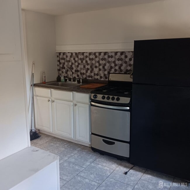 Building Photo - 274 Main St