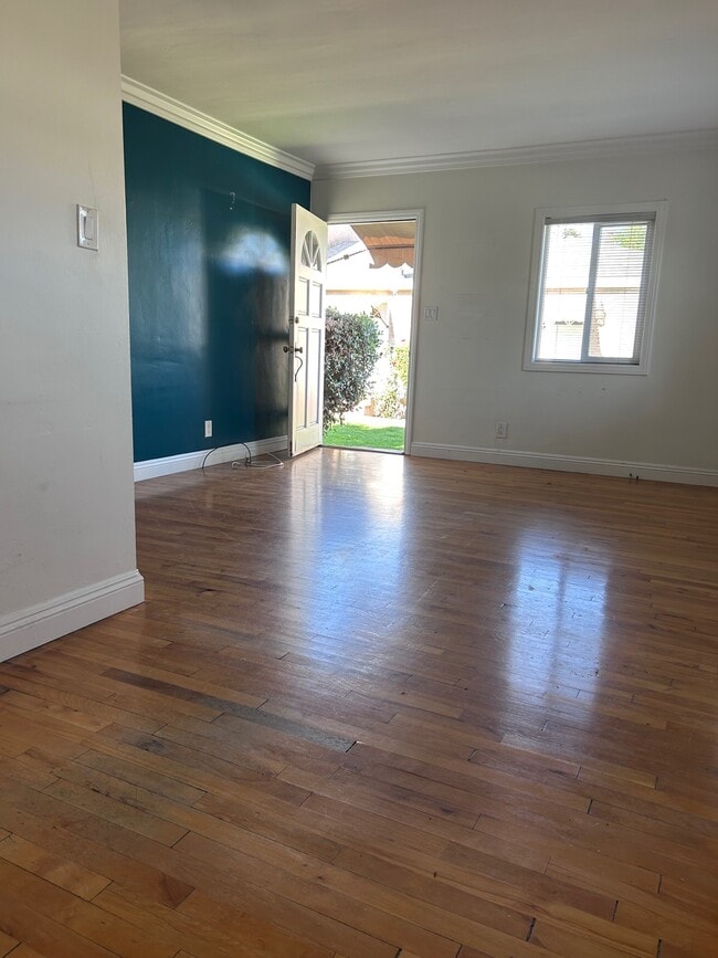 Living Room/DR - 5549 Costello Ave Unit 5549