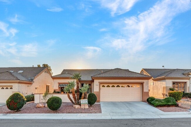 Building Photo - Beautiful Single-Story Home on the Golf Course in Sun City MacDonald Ranch (55+ Community)