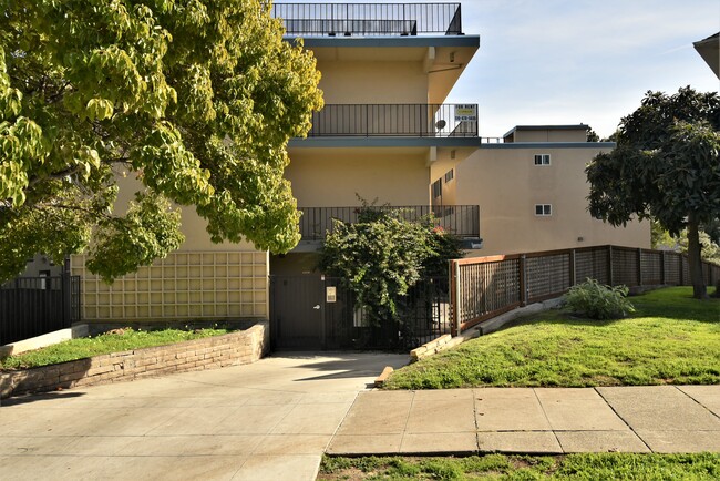 Building Photo - 480 Crescent St
