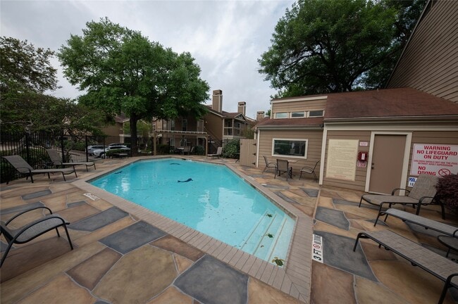 Building Photo - 1880 White Oak Dr Unit 118