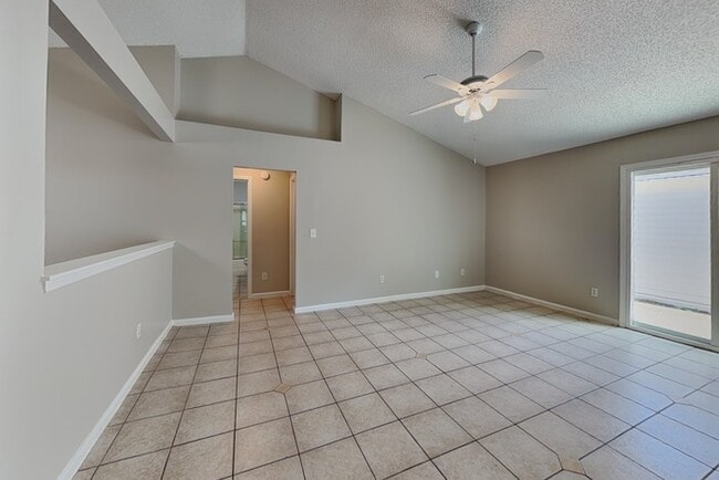 Photo - 1883 MacKenzie Ct S