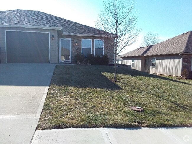 Building Photo - 123 SW Rose Garden Ln Rental