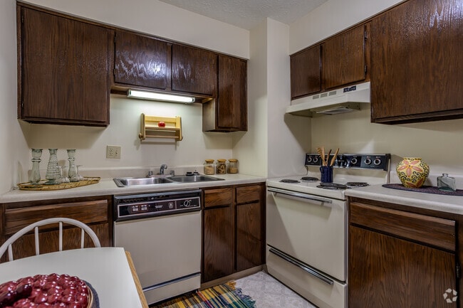 2 BR, 1 BA - 865 SF - Kitchen