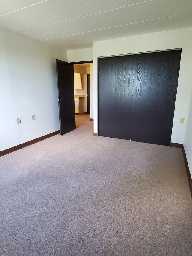 Deering Manor - Section 8: 62+ ,Handicapped,