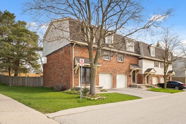 Building Photo - Gorgeous 3 Bedroom Townhome in Pondmills