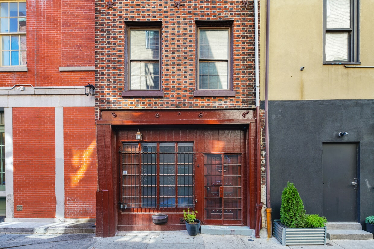 Building Front - 4 Strawberry St (Philadelphia, PA)