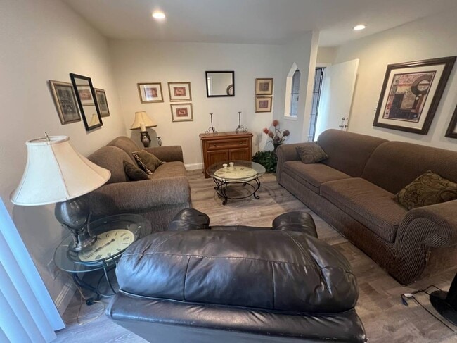 Living Room - 1550 W Ashlan Ave Unidad 123 Rental