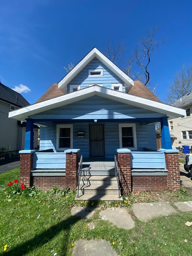 Building Photo - Section 8 Welcome! Beautifully Renovated 3... Rental