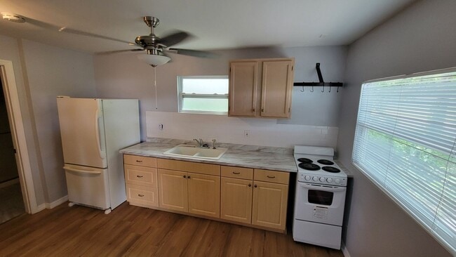 Building Photo - 318 W Hilda St Unit Back Rental