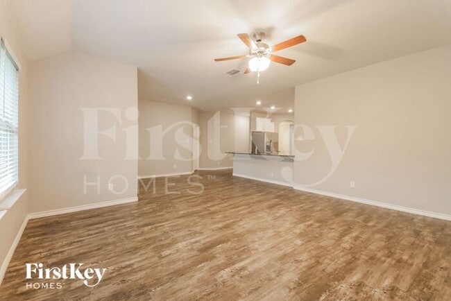 Photo - 573 Jamestown Ln