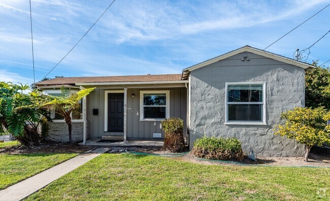 Building Photo - Charming Home | Near W. Cliff Drive & Ligh...