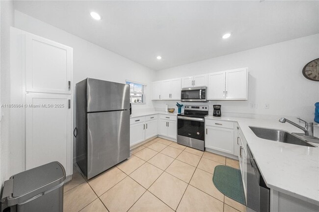 Photo - 425 NE 1st Ave