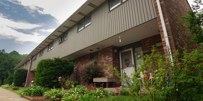 Colonial Oaks Apartments
