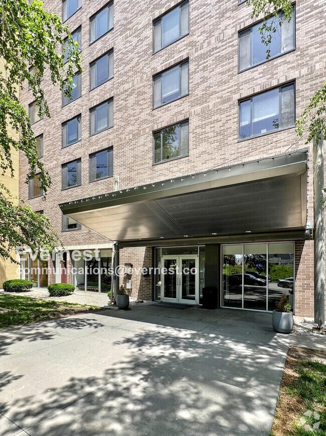 Building Photo - 600 E 8th St Unit APT 11T