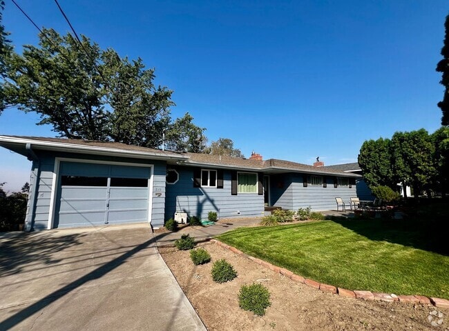 Building Photo - Beautiful North Hill Home Near Vincent Park!