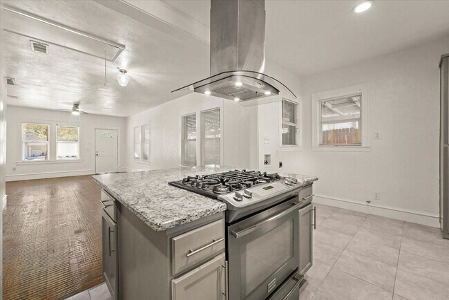 Photo - 927-929 S Rosemont Ave Unidad 929