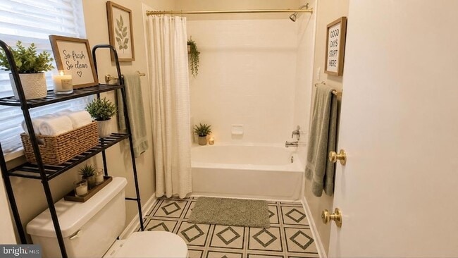Photo - 2561 Robinson Pl