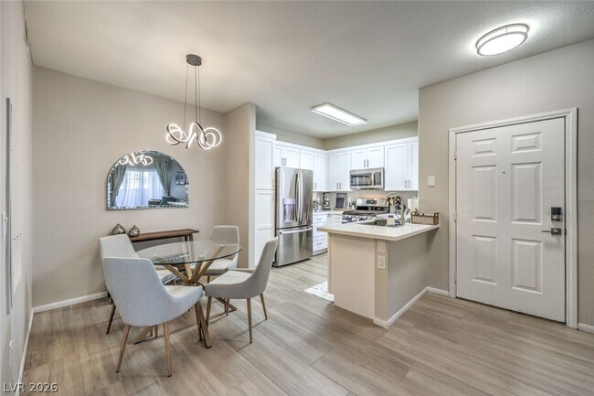 Photo - 855 N Stephanie St Unidad 1015