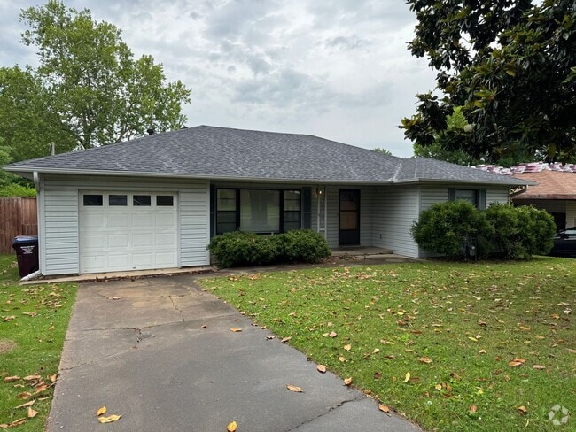 Building Photo - Charming 3 bedroom,  2 Bathroom in the cen... Rental