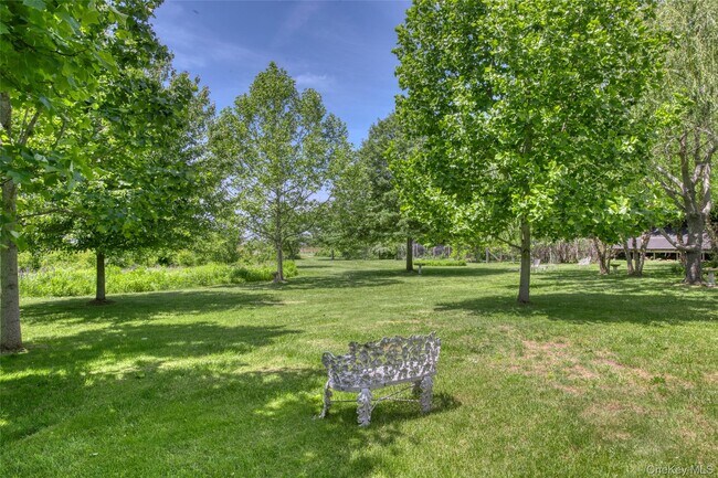 733 Herricks Ln