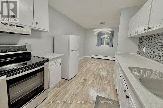 Photo - 635 Wonderland Rd S Unité 9