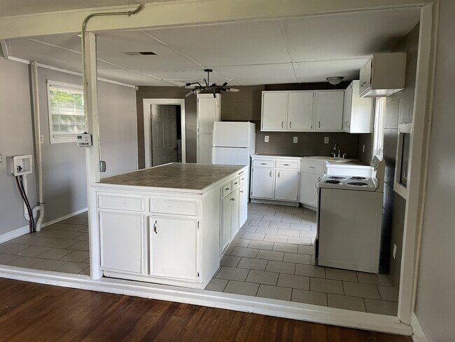 Photo - 762 Charles Ave