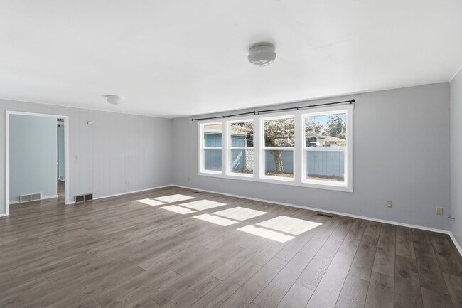 Photo - 4 Bed 2 Bath - Pet Friendly - Groups - Landscaping Included - NAS Whidbey