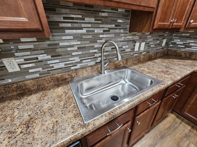 Photo - 2676 Delong St